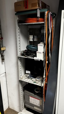 1 Netzwerkschrank mit Industrie-PC (ohne Festplatte), Schutzschaltern und Widescreen-TFT-Monitor